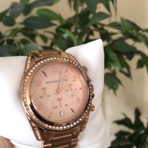 Michael Kors MK5263 Rose Gold Tone Wrist Watch for Women. GUC